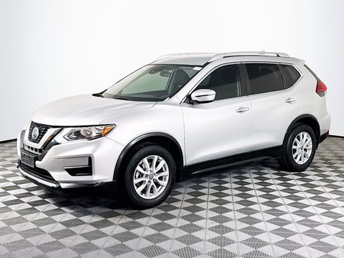 Used 2020 Nissan Rogue S w/ Special Edition Package FWD image 4