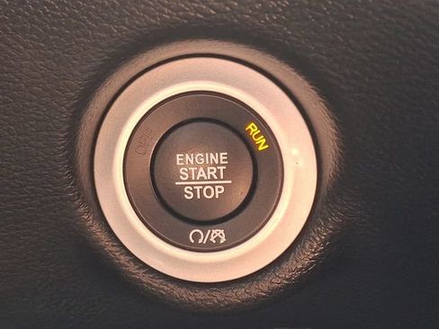 Used 2025 Chrysler Pacifica Select FWD image 26