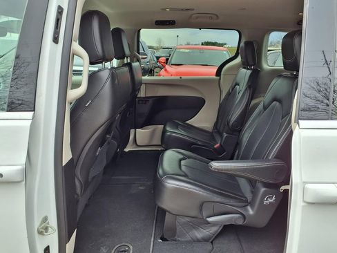 Used 2024 Chrysler Pacifica Touring-L image 11