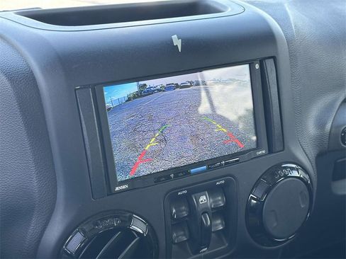 Used 2015 Jeep Wrangler Unlimited Sahara image 27