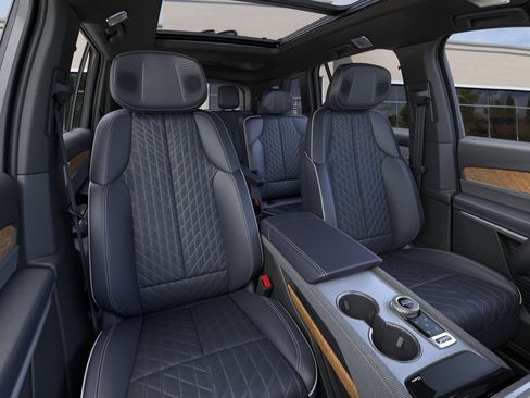 New 2026 Cadillac Vistiq Premium Luxury w/ LPO, Floor Liner Package AWD/4WD image 16
