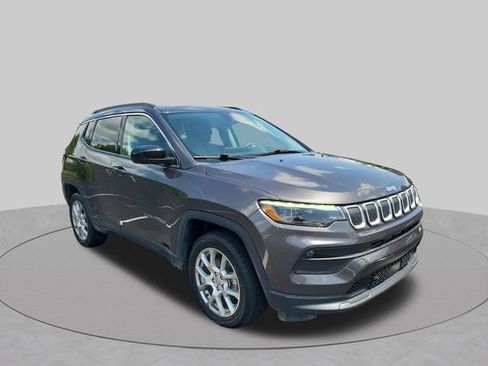 Used 2022 Jeep Compass Latitude w/ Sun and Sound Group AWD/4WD image 13