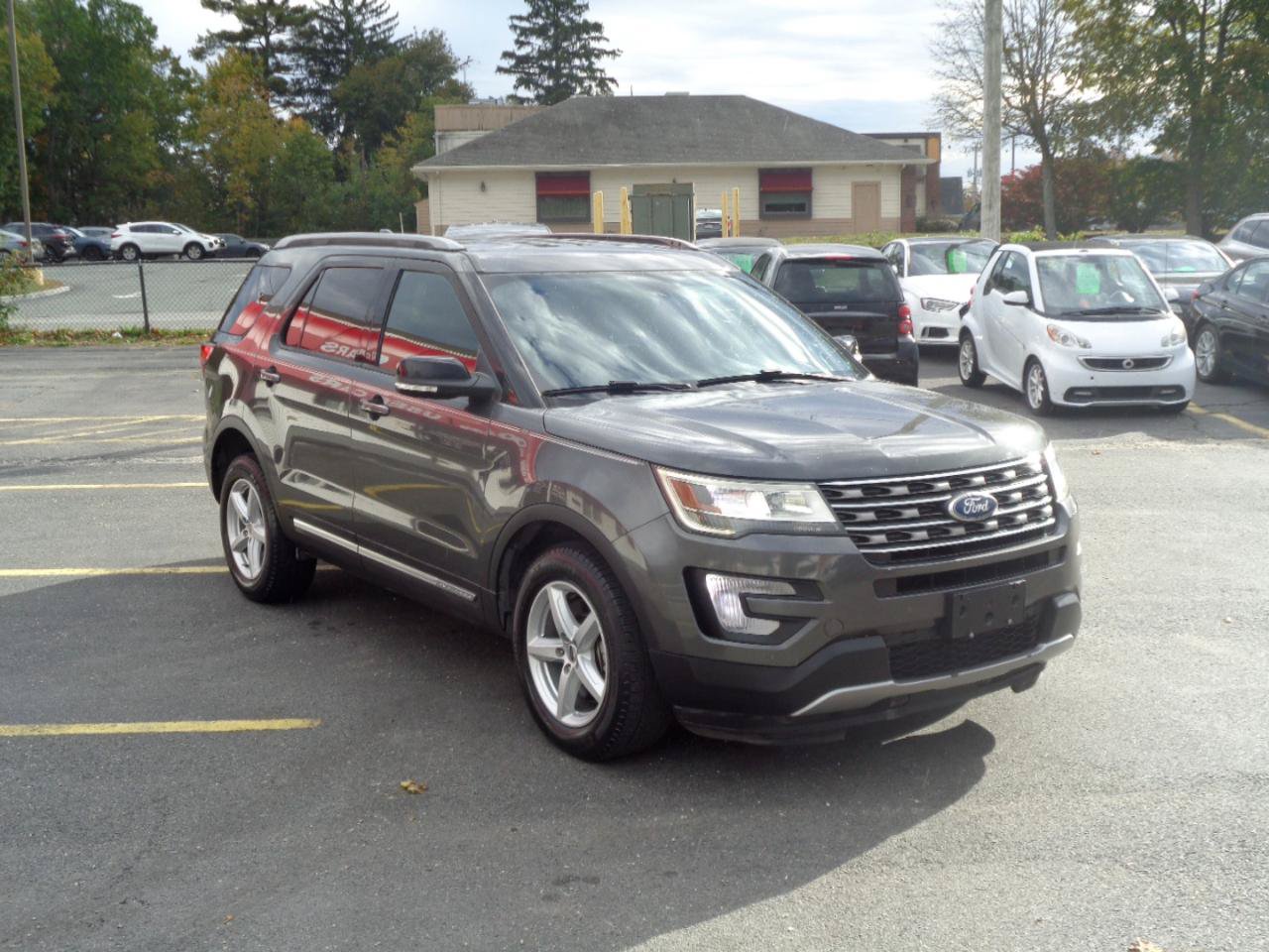 Used 2017 Ford Explorer XLT w/ Equipment Group 202A AWD/4WD image 6