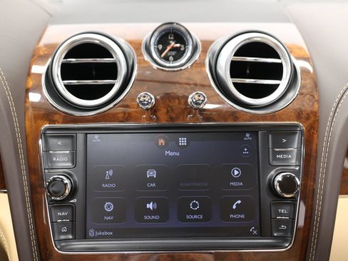 Used 2018 Bentley Bentayga AWD/4WD image 34