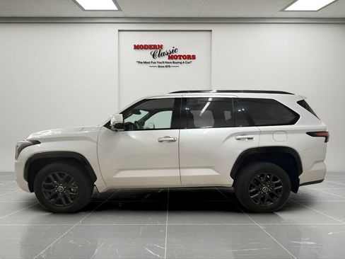 Used 2023 Toyota Sequoia Platinum AWD/4WD image 2