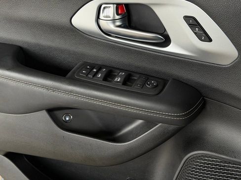 Used 2022 Chrysler Pacifica Touring-L w/ S Appearance Package image 18