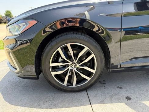 Used 2025 Volkswagen Jetta SE FWD image 4