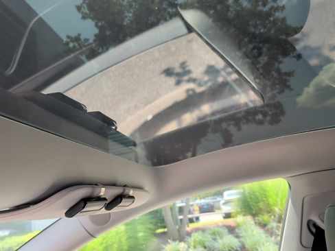 Used 2025 Tesla Model Y Long Range RWD image 9