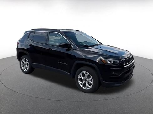 Used 2025 Jeep Compass Latitude AWD/4WD image 2