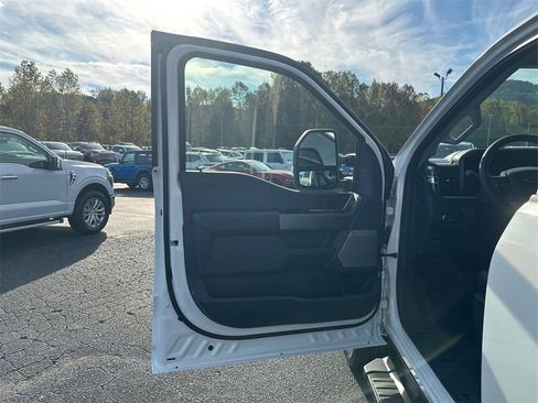 New 2026 Ford F250 Lariat w/ Black Appearance Package image 16