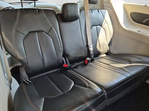 Used 2018 Chrysler Pacifica Touring-L FWD image 18