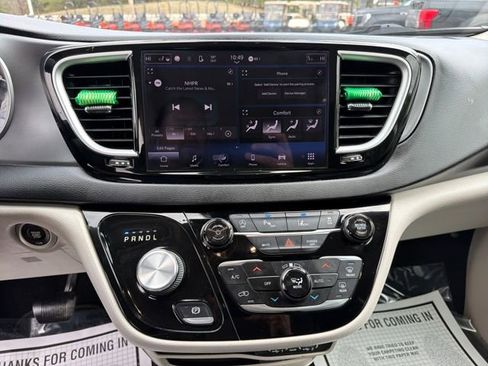 Used 2022 Chrysler Pacifica Touring-L FWD image 18