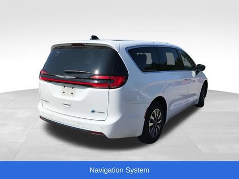 Used 2024 Chrysler Pacifica Limited FWD image 2