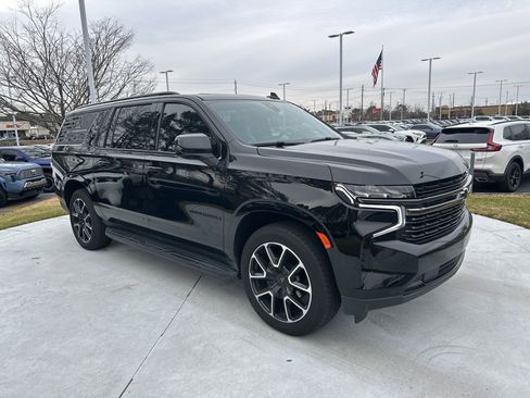 Used 2021 Chevrolet Suburban RST w/ Luxury Package image 2