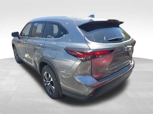 Used 2025 Toyota Highlander XLE AWD/4WD image 3