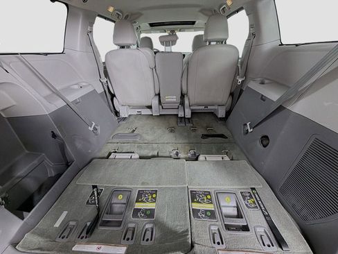 Used 2015 Toyota Sienna XLE image 28
