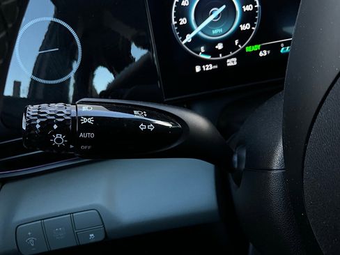 Used 2025 Hyundai Elantra Limited image 40