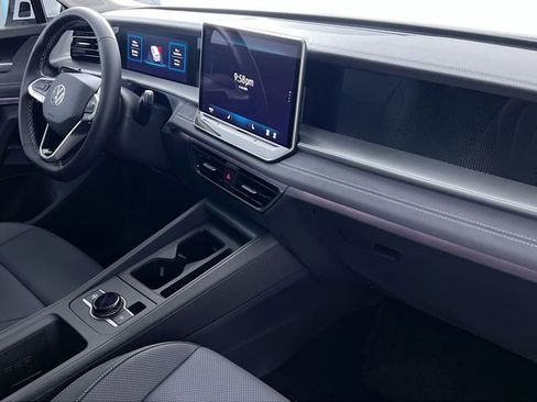 Used 2025 Volkswagen Tiguan SE image 32