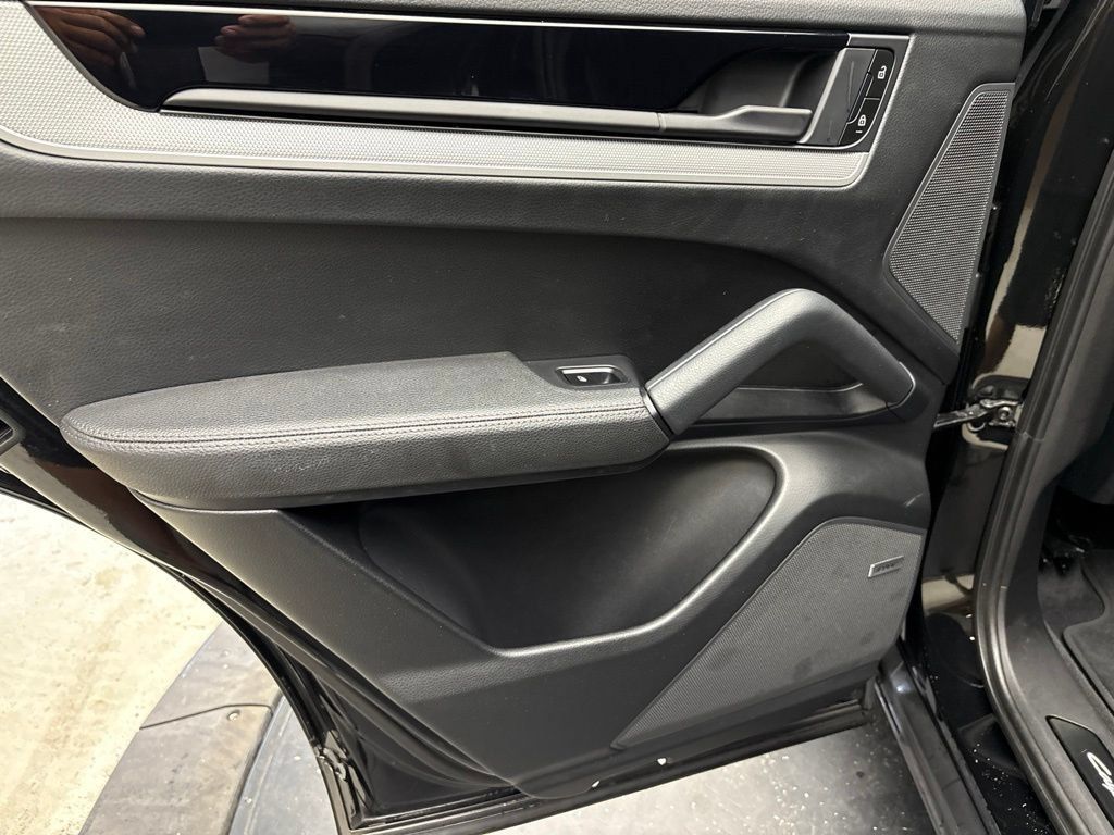 Certified 2024 Porsche Cayenne AWD/4WD image 18