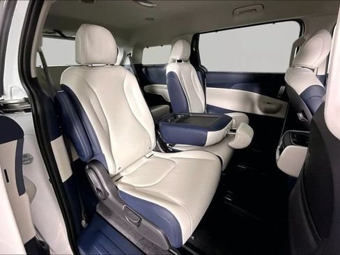 New 2026 Kia Carnival EX FWD image 11