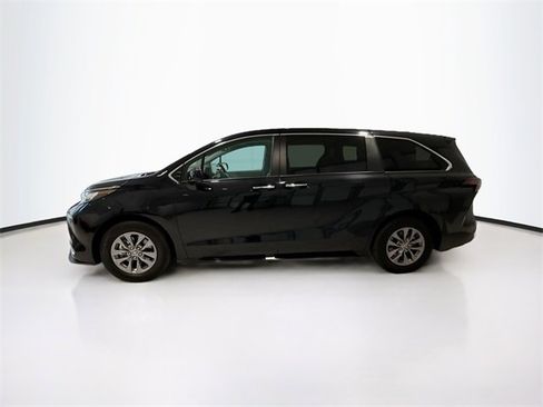 Certified 2024 Toyota Sienna XLE image 4