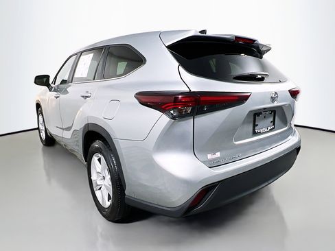 Used 2024 Toyota Highlander LE image 8