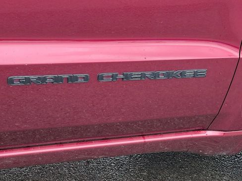 Certified 2019 Jeep Grand Cherokee Altitude AWD/4WD image 13