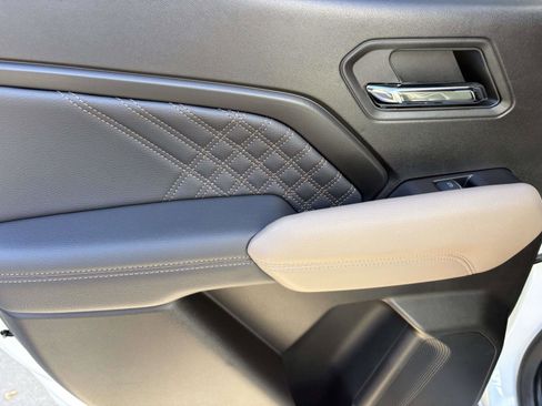 Used 2024 GMC Canyon Denali image 32