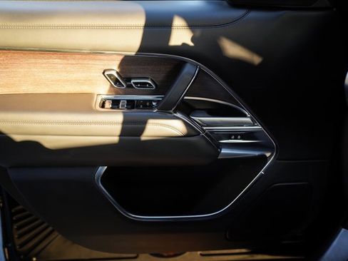 Used 2023 Land Rover Range Rover Long Wheelbase SE image 37