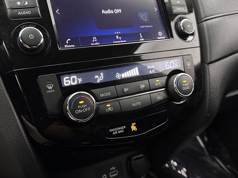 Used 2020 Nissan Rogue SV FWD image 17