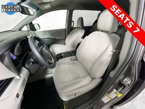 Used 2017 Toyota Sienna LE image 19