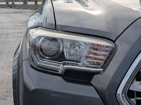 Used 2017 Toyota Tacoma TRD Sport image 10