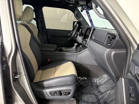 Used 2025 Lexus GX 550 w/ Accessory Package (CT) AWD/4WD image 38