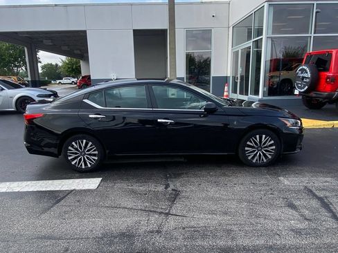 Used 2024 Nissan Altima 2.5 SV FWD image 11