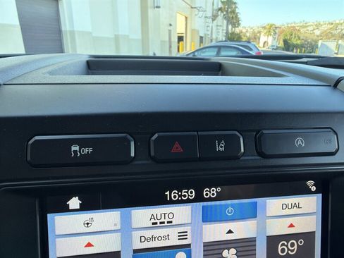 Used 2018 Ford Expedition XLT w/ Equipment Group 202A RWD image 25