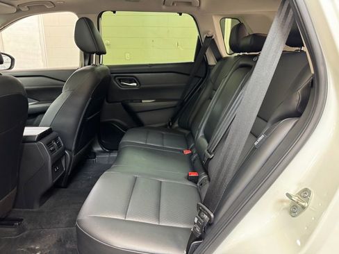 Used 2024 Nissan Rogue SV w/ SV Premium Package image 15