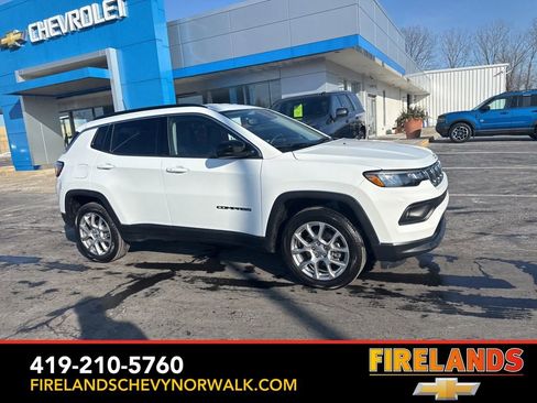 Used 2022 Jeep Compass Latitude image 3