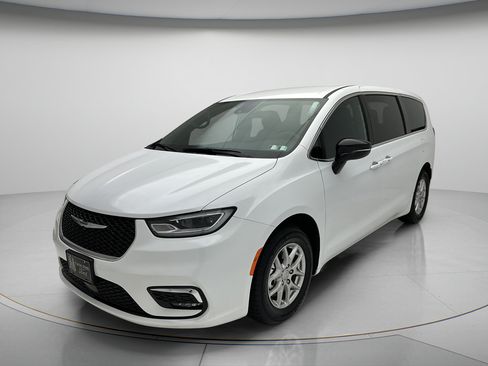 Used 2025 Chrysler Pacifica Select FWD image 3