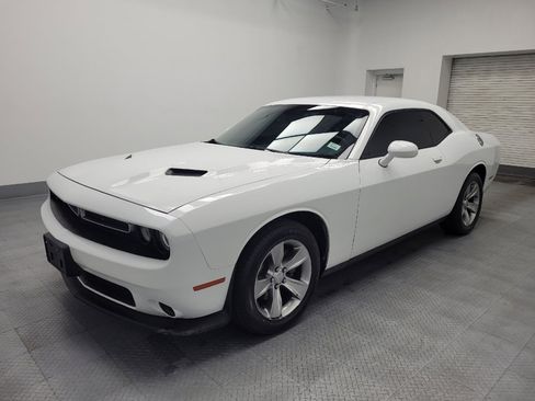 Used 2016 Dodge Challenger SXT image 2