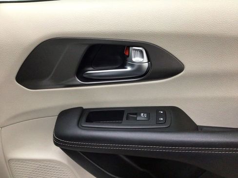 Used 2023 Chrysler Pacifica Touring-L FWD image 36