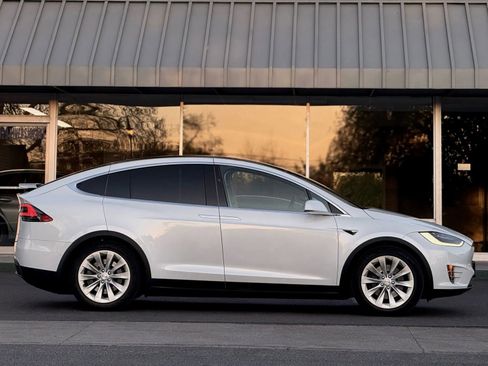 Used 2019 Tesla Model X 75D image 5