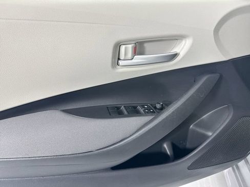 Used 2020 Toyota Corolla LE FWD image 19