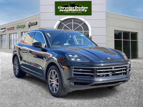 Used 2024 Porsche Cayenne Base image 2