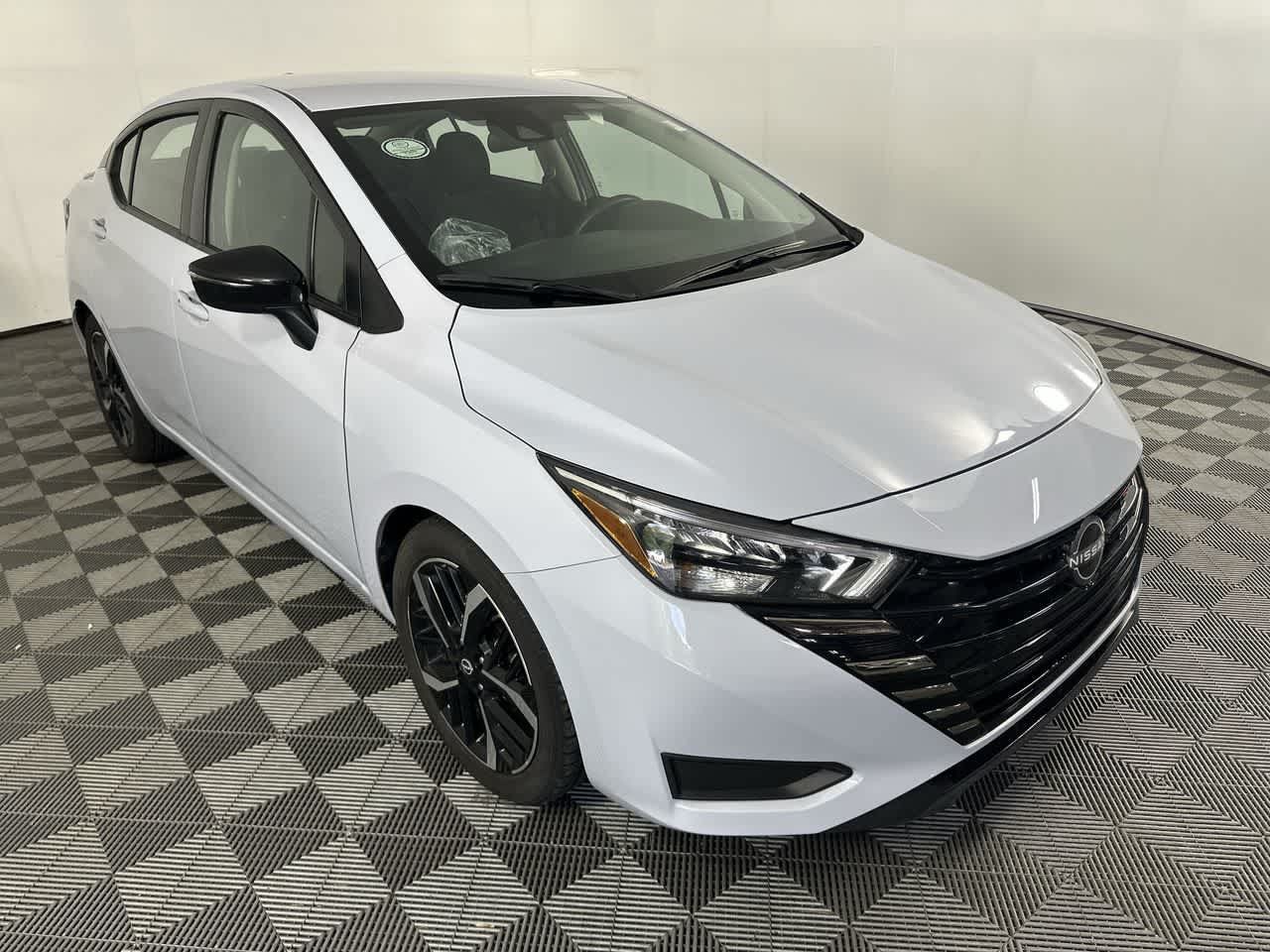 Used 2024 Nissan Versa SR FWD image 10