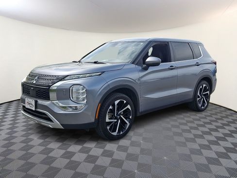 Used 2024 Mitsubishi Outlander SE AWD/4WD image 3