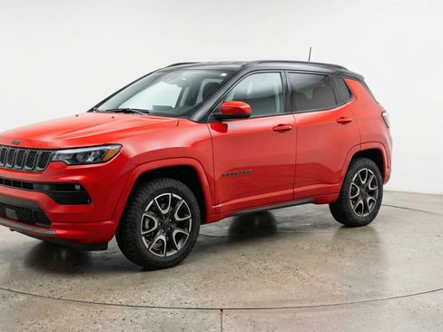 Used 2025 Jeep Compass Trailhawk AWD/4WD image 3