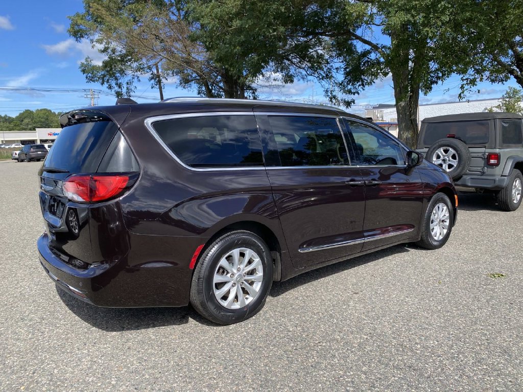 Used 2018 Chrysler Pacifica Touring-L FWD image 3