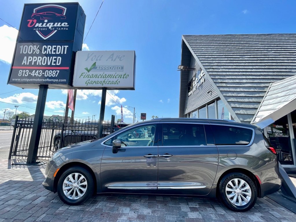 Used 2018 Chrysler Pacifica Touring-L FWD image 28