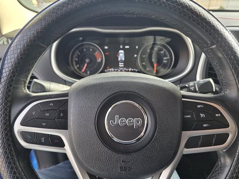 Used 2018 Jeep Cherokee Trailhawk image 15