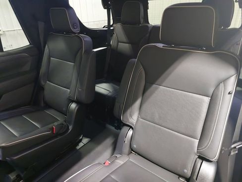 Used 2022 GMC Yukon SLT w/ SLT Luxury Package image 16